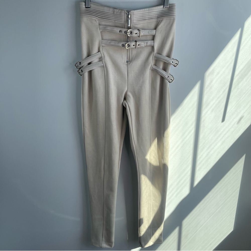 Maniere De Voir Edgy Cream Faux Suede And Leather leggings With Belts Size 6 - Picture 5 of 9